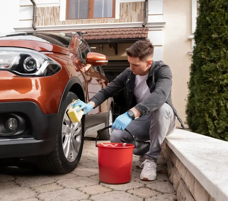 Lavage auto à domicile Vallery : professionnel intervenant sur un véhicule